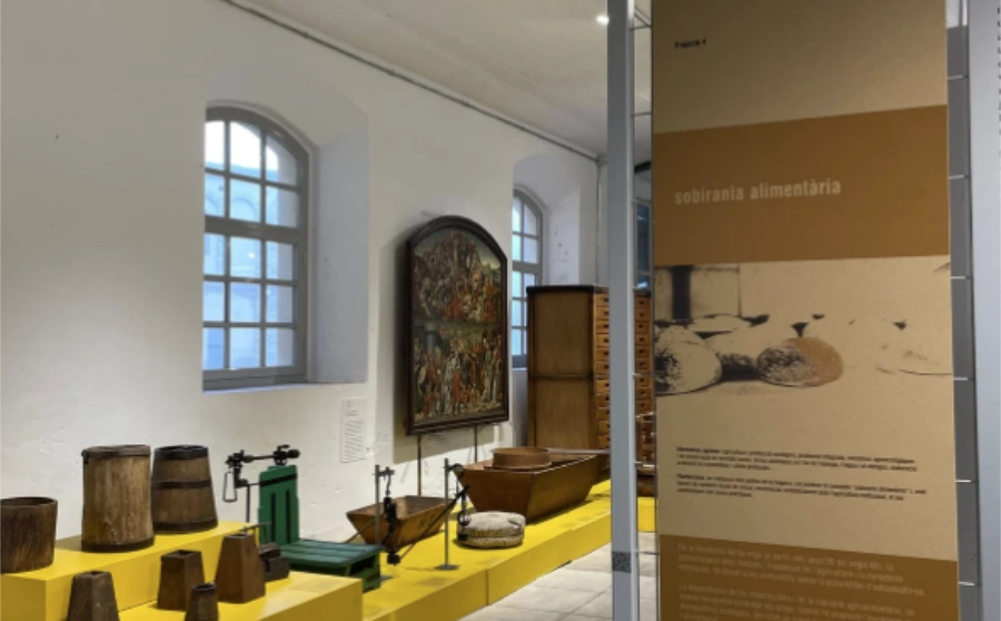 Espacio expositivo del Museu del Blat, con objetos y herramientas vinculados a la cultura y producción del cereal