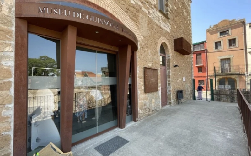 Acceso al Museu de Guissona Eduard Camps, situado en un edificio de piedra, con entrada mediante una rampa exterior