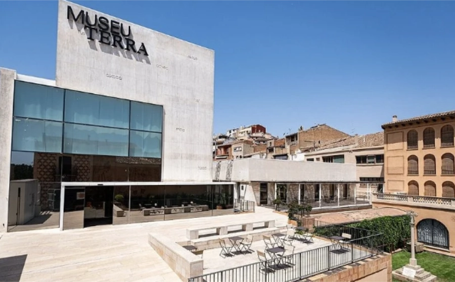 Vista exterior del Museu Terra, con el edificio del museo y sus espacios exteriores