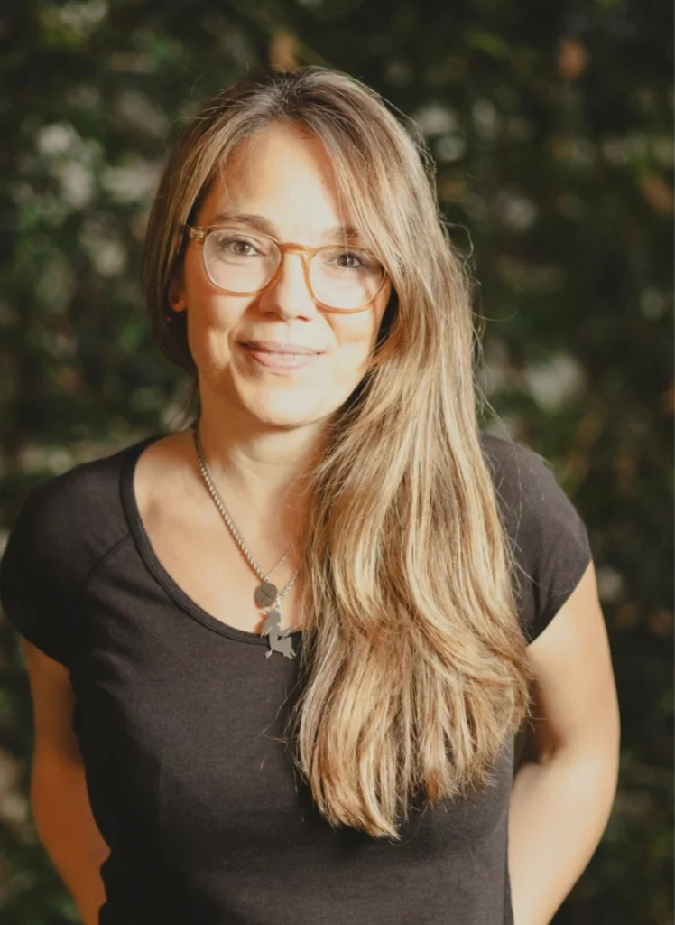Retrato de Silvia Maisonave sonriendo en un espacio exterior
