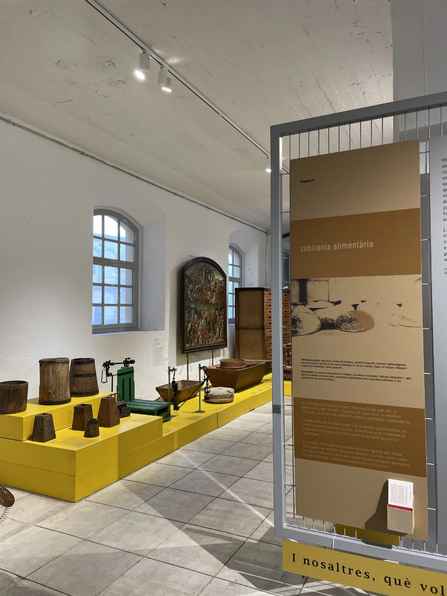 Espacio expositivo del Museu del Blat, con objetos y herramientas vinculados a la cultura y producción del cereal