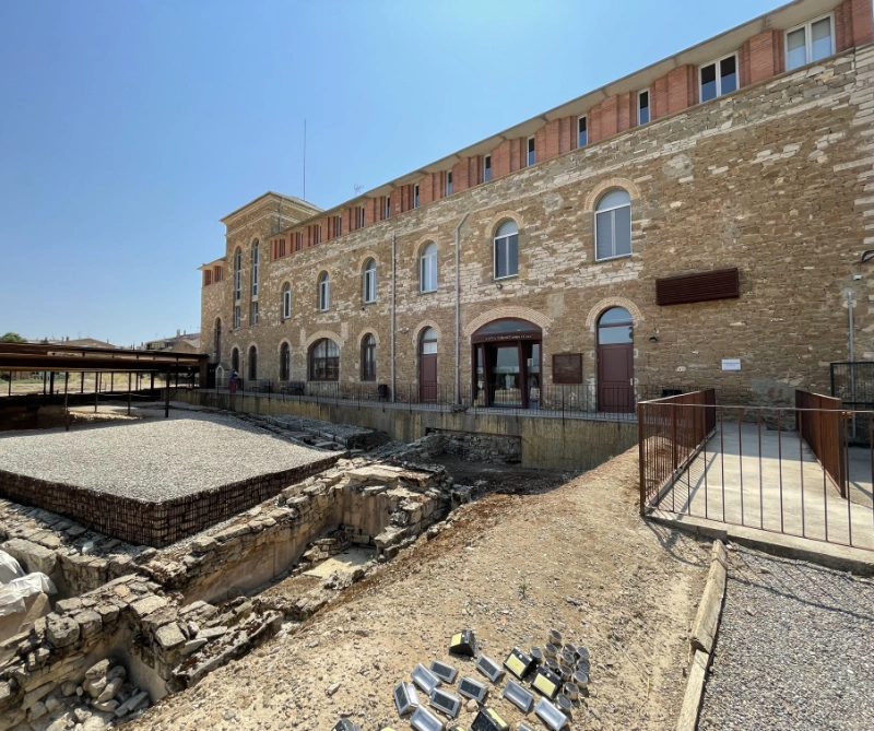 Vista exterior del Museu de Guissona, con el yacimiento arqueológico de Iesso en primer plano y la rampa de acceso al edificio
