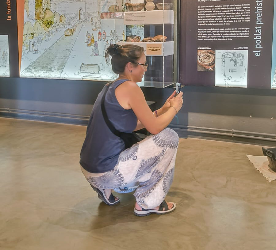 Silvia Maisonave fotografiando elementos expositivos durante una visita de trabajo al Museu de Guissona